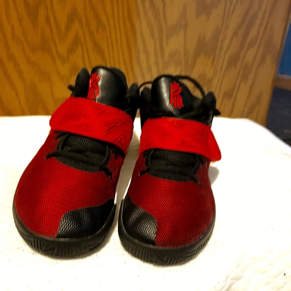 Nike Other - Nike Kyrie Irving flytrap 3's size 10 mna